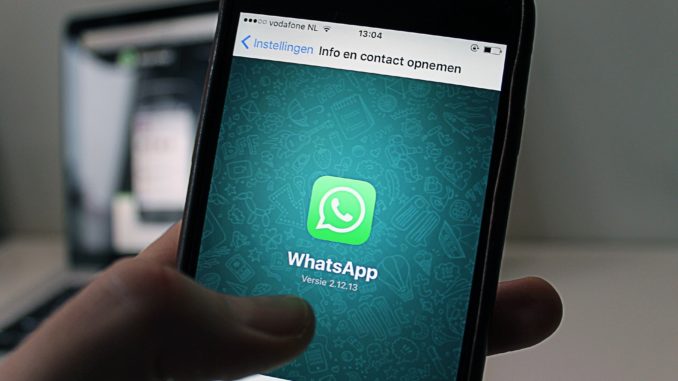 WhatsApp con smartphone - Foto di antonbe