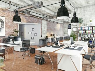 Ufficio digitale con postazioni di lavoro e monitor accesi in una redazione online - Foto U+