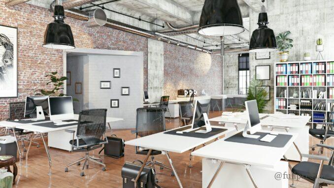 Ufficio digitale con postazioni di lavoro e monitor accesi in una redazione online - Foto U+