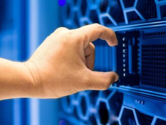 Tecnico che gestisce un server per infrastrutture IT e sicurezza delle PMI nel 2026