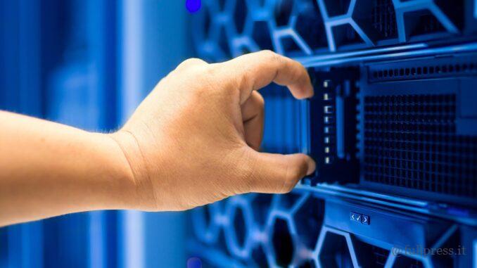 Tecnico che gestisce un server per infrastrutture IT e sicurezza delle PMI nel 2026