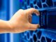 Tecnico che gestisce un server per infrastrutture IT e sicurezza delle PMI nel 2026