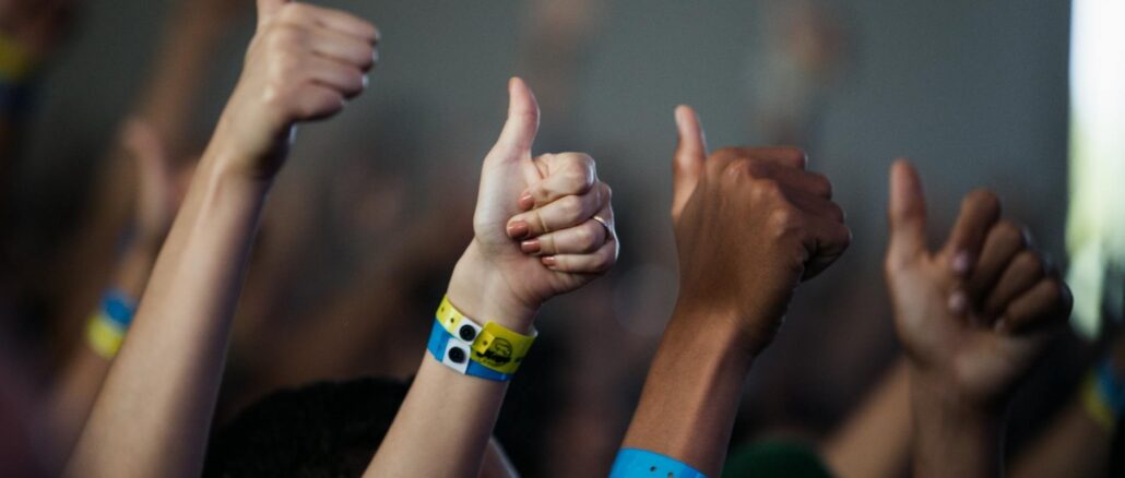 Braccialetti d’ingresso 2026: tessuto, RFID, Tyvek e materiali sostenibili per accessi ai festival sicuri, rapidi e confortevoli.