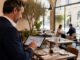 Ristoratore che gestisce le prenotazioni del ristorante da tablet in una sala moderna