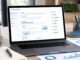 Checklist SEO on-page visualizzata su laptop per ottimizzare una pagina web.
