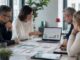 Professionisti analizzano dati e strategie durante una consulenza SEO