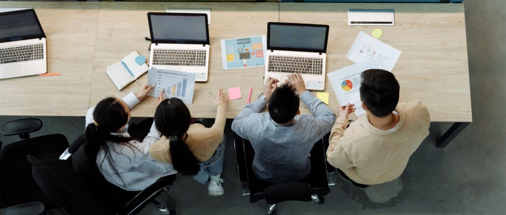 Team aziendale al lavoro su dati e processi con strumenti digitali