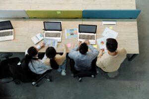 Team aziendale al lavoro su dati e processi con strumenti digitali