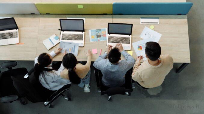 Team aziendale al lavoro su dati e processi con strumenti digitali