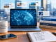 Postazione di lavoro con laptop, rete digitale globale, comunicati stampa e quaderno dedicato alla strategia Digital PR 2027.